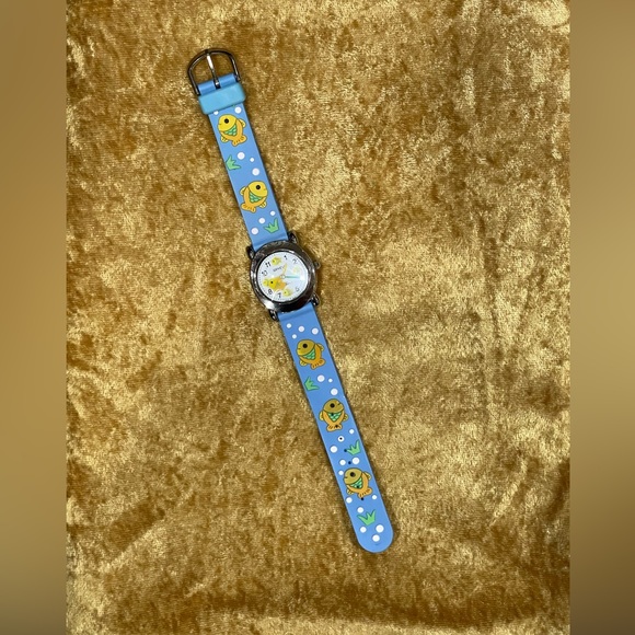 Geneva Kids Wrist Watch Color Blue w/Yellow fish the second hand being of a fish - Picture 8 of 9